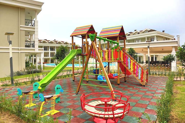 مجمع سكني جديد في وادٍ خلاب وسط غابة صنوبرية بإطلالات جبلية