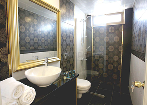 مجمع سكني جديد في وادٍ خلاب وسط غابة صنوبرية بإطلالات جبلية