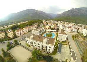 مجمع سكني جديد في وادٍ خلاب وسط غابة صنوبرية بإطلالات جبلية