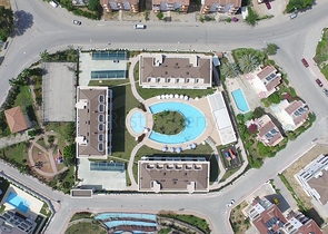 مجمع سكني جديد في وادٍ خلاب وسط غابة صنوبرية بإطلالات جبلية