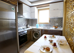 مجمع سكني جديد في وادٍ خلاب وسط غابة صنوبرية بإطلالات جبلية