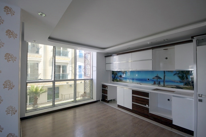 مشروع راقٍ في كونيالتي بجانب قناة بوكاي وبستان البرتقال في أنطاليا