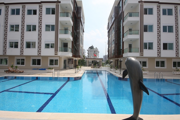 مشروع راقٍ في كونيالتي بجانب قناة بوكاي وبستان البرتقال في أنطاليا