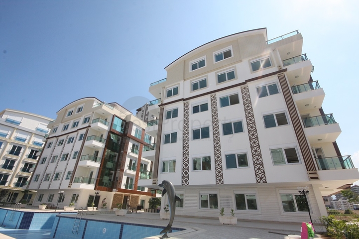 مشروع راقٍ في كونيالتي بجانب قناة بوكاي وبستان البرتقال في أنطاليا