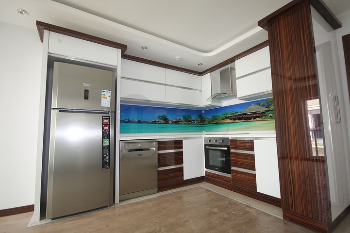 مشروع راقٍ في كونيالتي بجانب قناة بوكاي وبستان البرتقال في أنطاليا