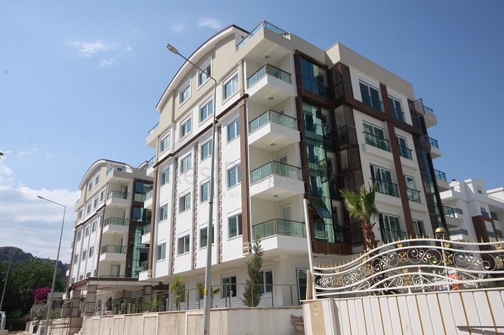 مشروع راقٍ في كونيالتي بجانب قناة بوكاي وبستان البرتقال في أنطاليا