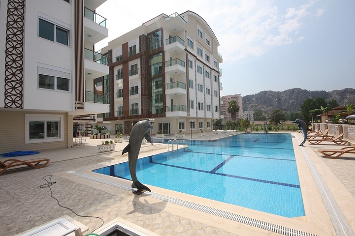 مشروع راقٍ في كونيالتي بجانب قناة بوكاي وبستان البرتقال في أنطاليا