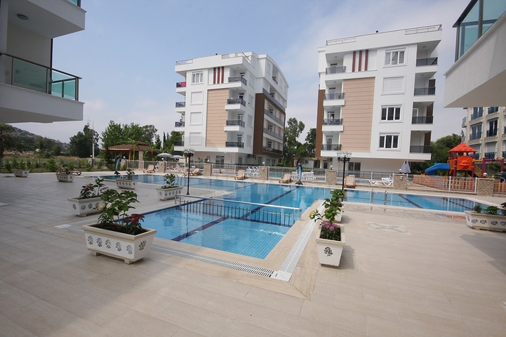 مشروع راقٍ في كونيالتي بجانب قناة بوكاي وبستان البرتقال في أنطاليا