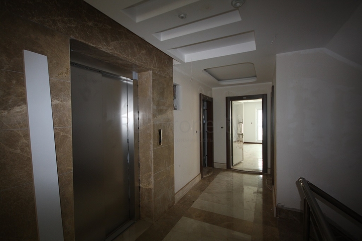 مشروع راقٍ في كونيالتي بجانب قناة بوكاي وبستان البرتقال في أنطاليا