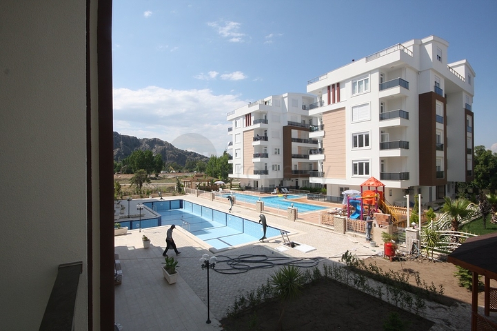 مشروع راقٍ في كونيالتي بجانب قناة بوكاي وبستان البرتقال في أنطاليا