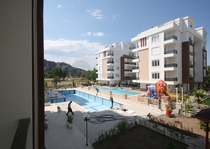 مشروع راقٍ في كونيالتي بجانب قناة بوكاي وبستان البرتقال في أنطاليا