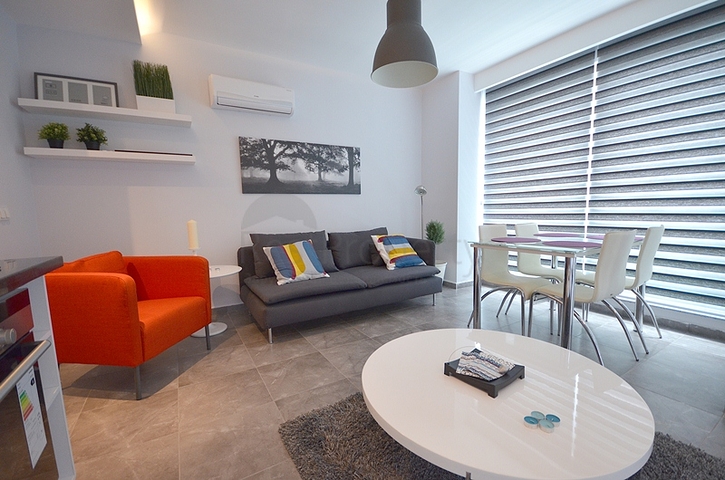 تصميم عصري وحديث - شقة غرفة وصالة مفروشة ضمن مجمع سكني في اوبا / الانيا 