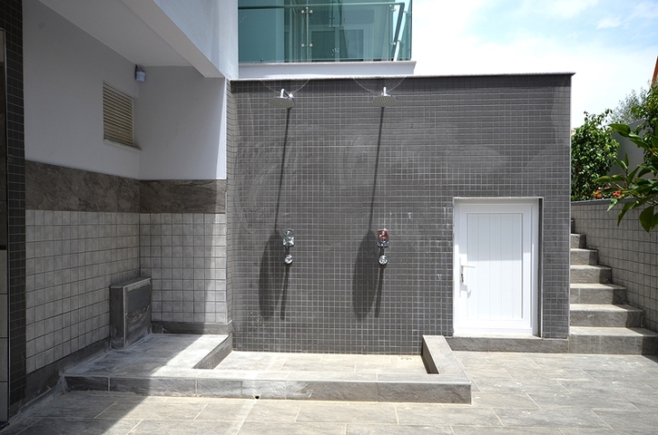 تصميم عصري وحديث - شقة غرفة وصالة مفروشة ضمن مجمع سكني في اوبا / الانيا 