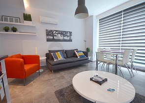 تصميم عصري وحديث - شقة غرفة وصالة مفروشة ضمن مجمع سكني في اوبا / الانيا 