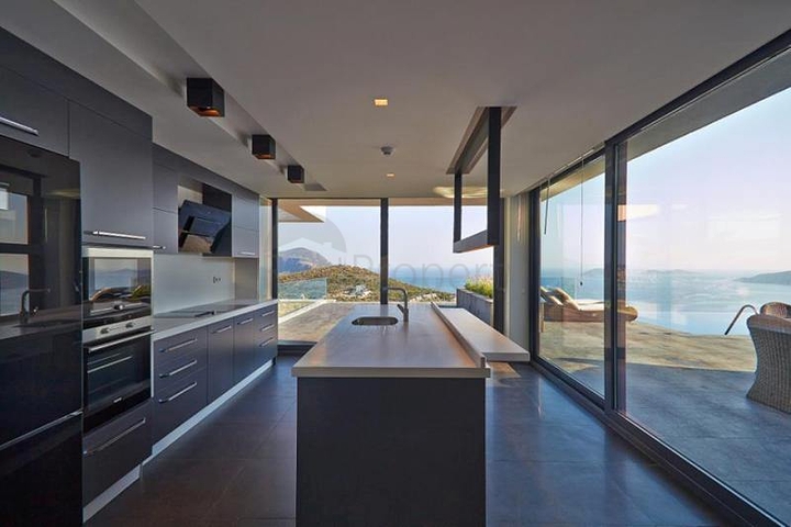 فيلا حديثة مطلة على البحر في كالكان