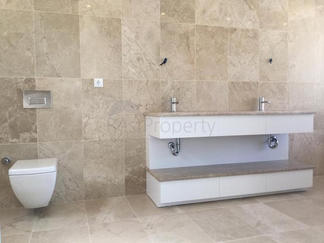 فيلا حديثة مطلة على البحر في كالكان