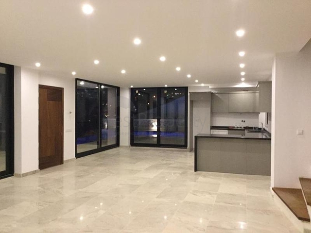 فيلا حديثة مطلة على البحر في كالكان