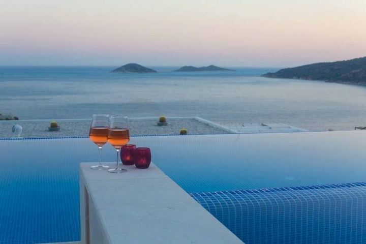 فيلا حديثة مطلة على البحر في كالكان