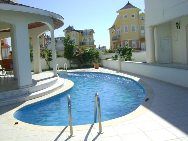 فيلا بيضاء ثلجية ذات تصميم راقي في بيليك