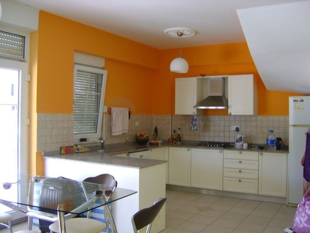 فيلا بيضاء ثلجية ذات تصميم راقي في بيليك