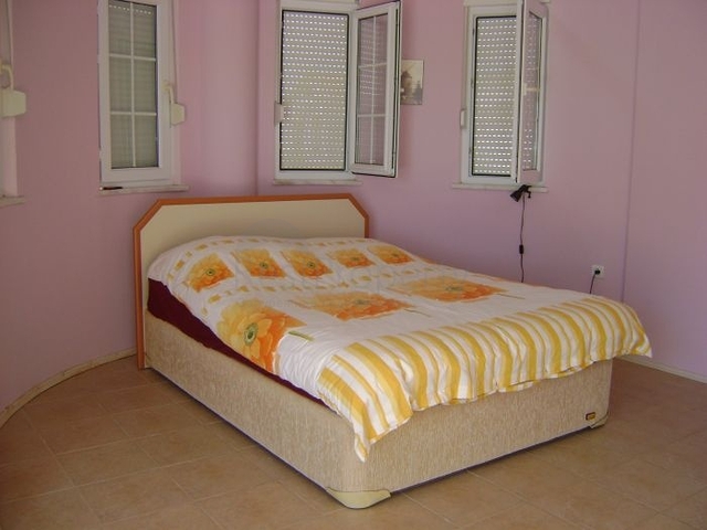 فيلا بيضاء ثلجية ذات تصميم راقي في بيليك