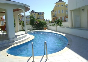 فيلا بيضاء ثلجية ذات تصميم راقي في بيليك