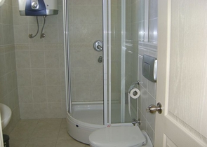 فيلا بيضاء ثلجية ذات تصميم راقي في بيليك