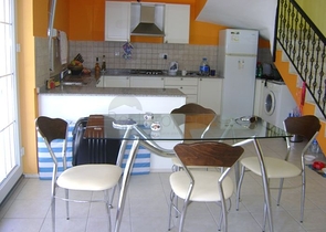 فيلا بيضاء ثلجية ذات تصميم راقي في بيليك