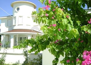 فيلا بيضاء ثلجية ذات تصميم راقي في بيليك