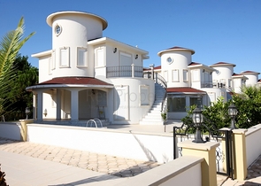 فيلا بيضاء ثلجية ذات تصميم راقي في بيليك