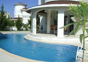 فيلا بيضاء ثلجية ذات تصميم راقي في بيليك