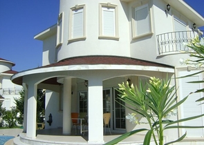 فيلا بيضاء ثلجية ذات تصميم راقي في بيليك