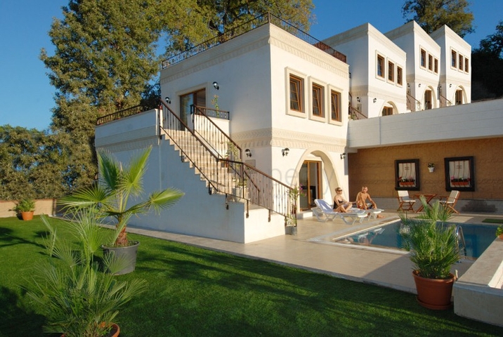 فيلا بتصميم رائع وموقع متميز 