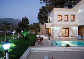 فيلا بتصميم رائع وموقع متميز 