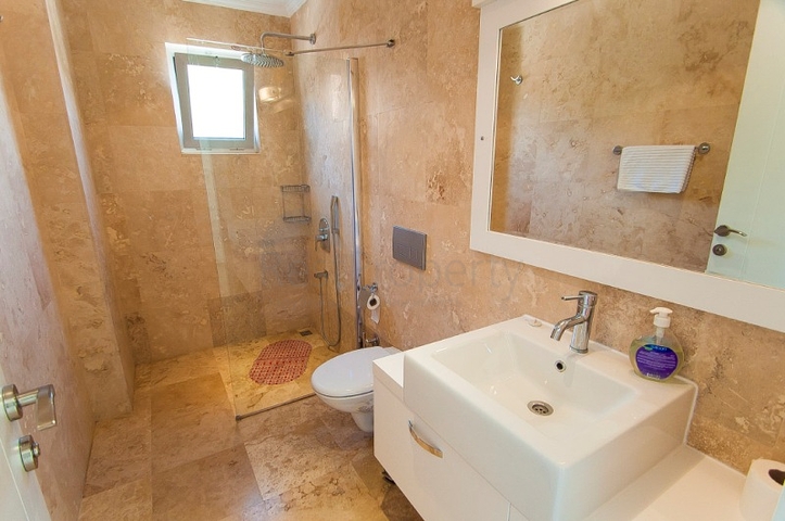 فيلا فاخرة بإطلالة خلابة على البحر في منطقة كالكان – تركيا 