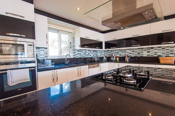 فيلا فاخرة بإطلالة خلابة على البحر في منطقة كالكان – تركيا 