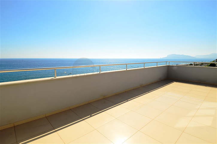 بنتهاوس(دوبلكس) مفروش على البحر في كاستيل/ألانيا