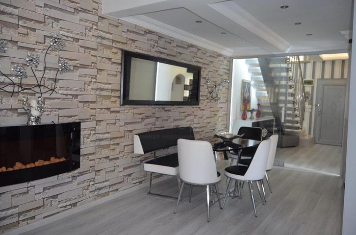 شقة بنتهاوس فاخرة مفروشة في وسط شارع بربروس من منطقة محمودلار – ألانيا