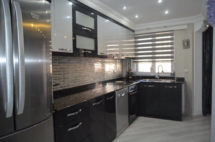 شقة بنتهاوس فاخرة مفروشة في وسط شارع بربروس من منطقة محمودلار – ألانيا