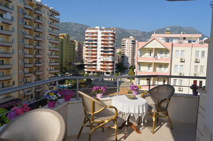 شقة بنتهاوس فاخرة مفروشة في وسط شارع بربروس من منطقة محمودلار – ألانيا