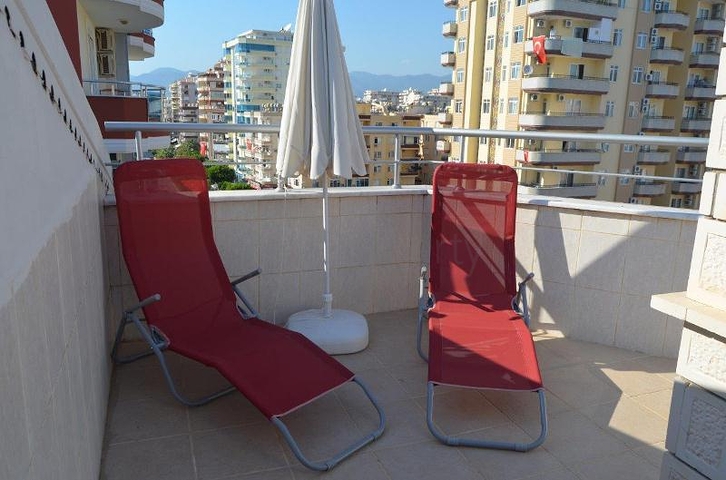 شقة بنتهاوس فاخرة مفروشة في وسط شارع بربروس من منطقة محمودلار – ألانيا