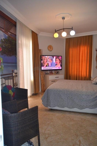 شقة بنتهاوس فاخرة مفروشة في وسط شارع بربروس من منطقة محمودلار – ألانيا