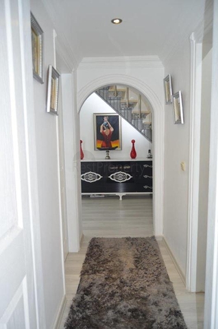 شقة بنتهاوس فاخرة مفروشة في وسط شارع بربروس من منطقة محمودلار – ألانيا