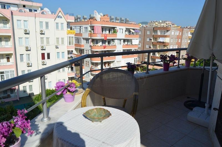 شقة بنتهاوس فاخرة مفروشة في وسط شارع بربروس من منطقة محمودلار – ألانيا