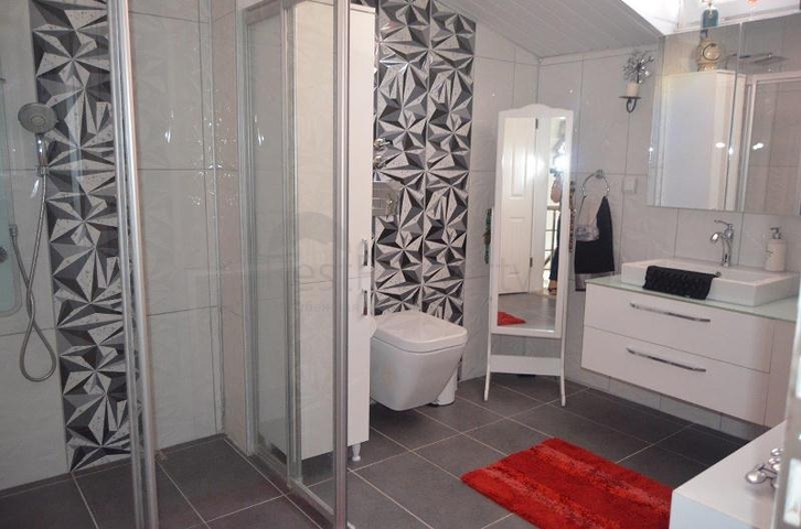 شقة بنتهاوس فاخرة مفروشة في وسط شارع بربروس من منطقة محمودلار – ألانيا