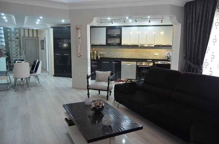 شقة بنتهاوس فاخرة مفروشة في وسط شارع بربروس من منطقة محمودلار – ألانيا
