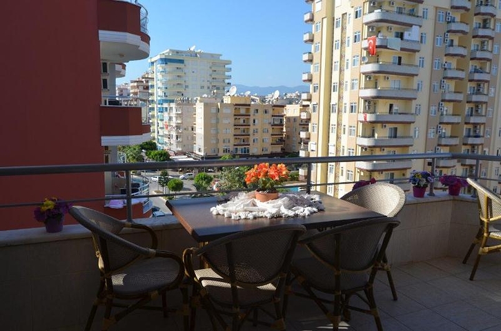 شقة بنتهاوس فاخرة مفروشة في وسط شارع بربروس من منطقة محمودلار – ألانيا