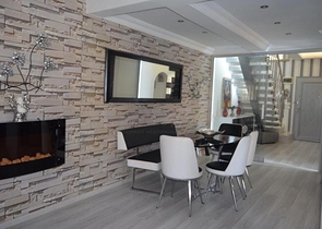 شقة بنتهاوس فاخرة مفروشة في وسط شارع بربروس من منطقة محمودلار – ألانيا