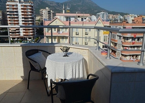 شقة بنتهاوس فاخرة مفروشة في وسط شارع بربروس من منطقة محمودلار – ألانيا