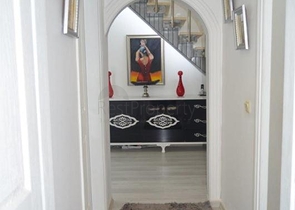 شقة بنتهاوس فاخرة مفروشة في وسط شارع بربروس من منطقة محمودلار – ألانيا